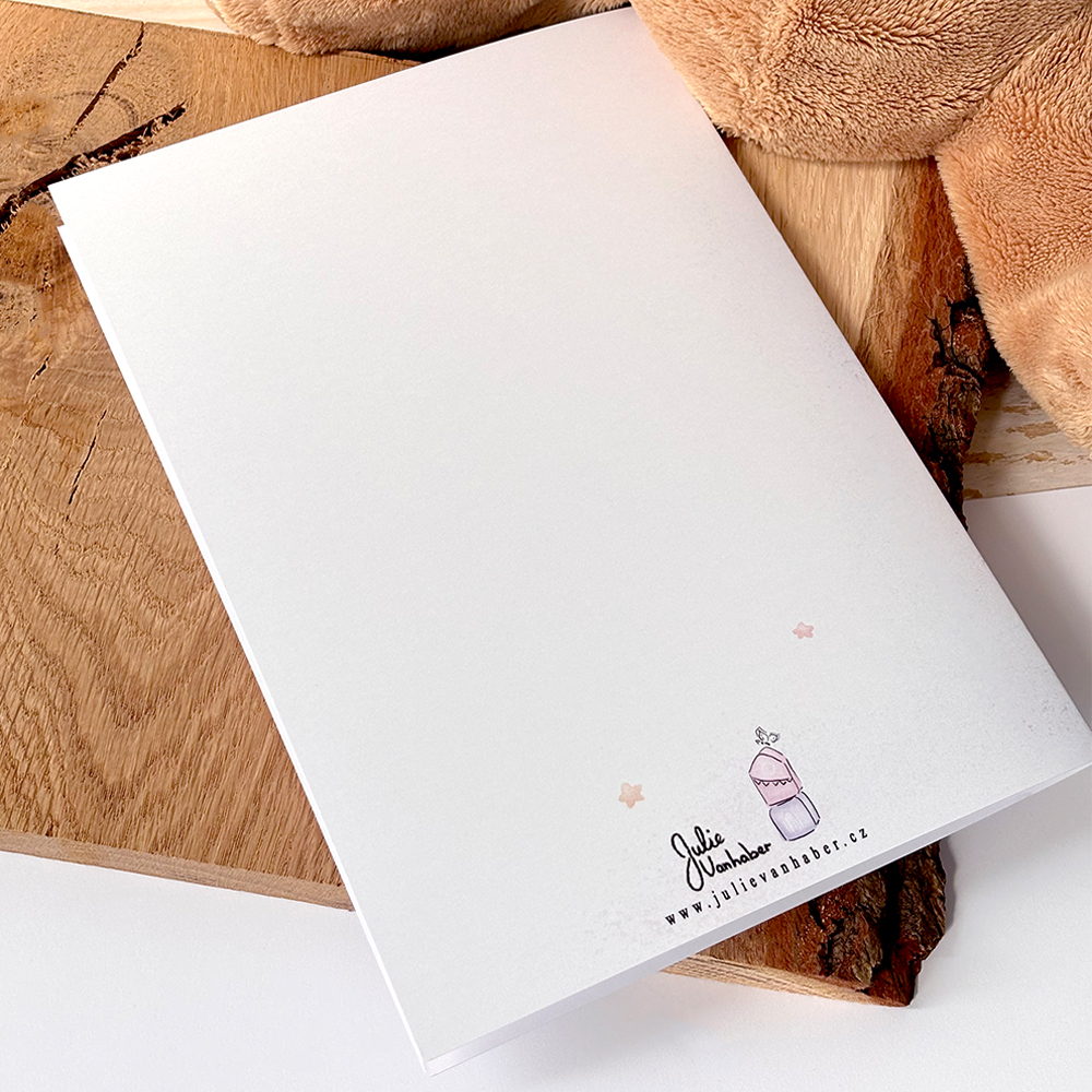 Autorské přání k narození miminka s jemnou ilustrací měsíce, obláčků a mašliček. Minimalistický design v pastelových barvách, česká tvorba Julie Vanhaber.