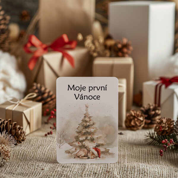 Milníková kartička Moje první Vánoce s ilustrací vánočního stromečku a kolouška od Julie Vanhaber – ideální k focení prvních Vánoc miminka.