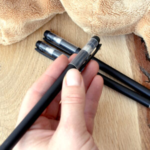 Černá gelová propiska s tenkým hrotem 0,5 mm pro plynulé psaní do fotoalb, milníkových kartiček a deníků. Elegantní černý design, pohodlný úchop a kvalitní inkoust – Julie Vanhaber.