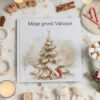 Autorské vánoční fotoalbum Moje první Vánoce od Julie Vanhaber položené na vánočním pozadí s ilustrací stromečku a spícím kolouškem – dárek pro miminko i rodiče.