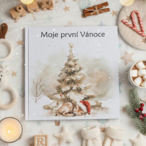 Autorské vánoční fotoalbum Moje první Vánoce od Julie Vanhaber položené na vánočním pozadí s ilustrací stromečku a spícím kolouškem – dárek pro miminko i rodiče.