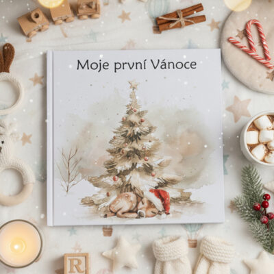 Autorské vánoční fotoalbum Moje první Vánoce od Julie Vanhaber položené na vánočním pozadí s ilustrací stromečku a spícím kolouškem – dárek pro miminko i rodiče.