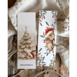 Autorská vánoční záložka od Julie Vanhaber s jemnou ilustrací spícího kolouška v čepičce a vánočního stromečku. Součást limitované edice Moje první Vánoce.