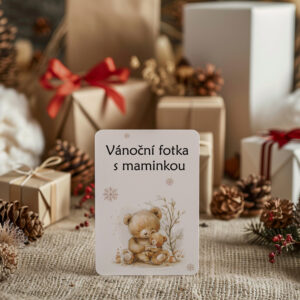 Kartička Vánoční fotka s maminkou s ilustrací medvídka – originální česká tvorba Julie Vanhaber pro zachycení rodinných okamžiků.