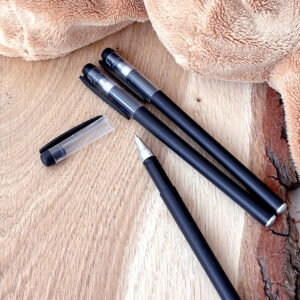 Černá gelová propiska s tenkým hrotem 0,5 mm pro plynulé psaní do fotoalb, milníkových kartiček a deníků. Elegantní černý design, pohodlný úchop a kvalitní inkoust – Julie Vanhaber.