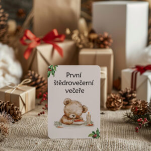 Milníková kartička První štědrovečerní večeře s medvídkem a svíčkou – autorská ilustrace od Julie Vanhaber.