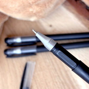 Černá gelová propiska s tenkým hrotem 0,5 mm pro plynulé psaní do fotoalb, milníkových kartiček a deníků. Elegantní černý design, pohodlný úchop a kvalitní inkoust – Julie Vanhaber.