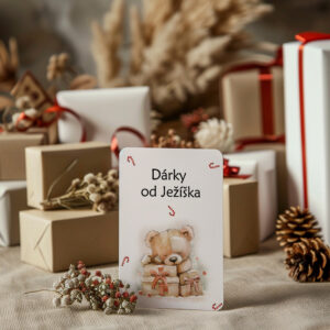 Kartička Dárky od Ježíška s ilustrací medvídka a vánočních balíčků – ručně kreslený motiv od Julie Vanhaber.