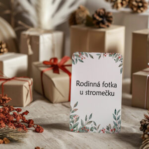 Kartička Rodinná fotka u stromečku s jemným vánočním motivem – součást kolekce Moje první Vánoce od Julie Vanhaber.