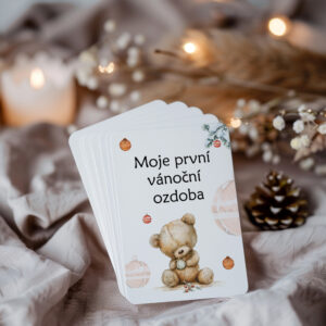 Kartička Moje první vánoční ozdoba s medvídkem – autorská akvarelová ilustrace Julie Vanhaber.