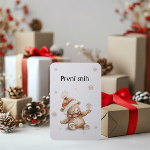 Kartička První sníh s medvídkem ve sněhu – originální česká tvorba Julie Vanhaber.