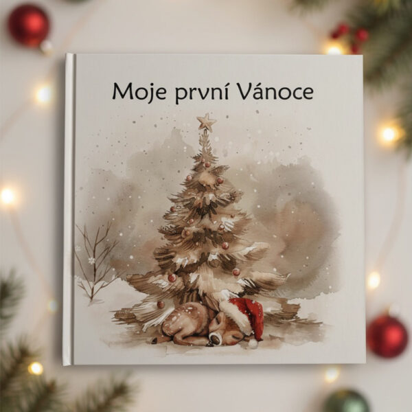 Vánoční dětské album Moje první Vánoce – autorská ilustrace stromečku a spícího kolouška