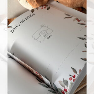 Stránka “Dárky od Ježíška” z vánočního dětského alba s ilustracemi větviček a místem na fotografii