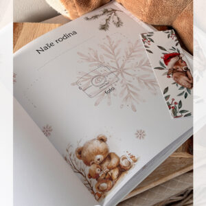 Stránka „Naše rodina“ z vánočního dětského alba s medvídkem a zimní ilustrací