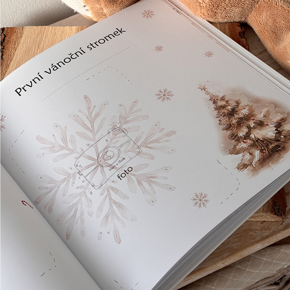 Stránka „První vánoční stromeček“ z dětského vánočního alba s ilustrací vánočního stromku