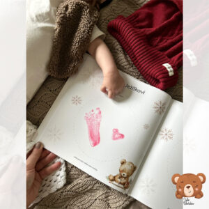 Otisk nožičky miminka v knize Moje první Vánoce – ručně ilustrované vánoční fotoalbum pro nejmenší od Julie Vanhaber.