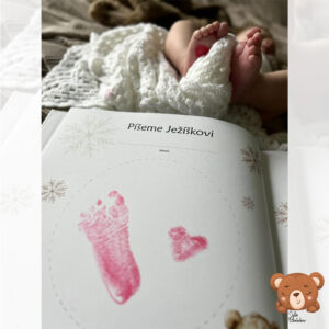Detailní pohled na otisk dětské nožičky na stránce Píšeme Ježíškovi z alba Moje první Vánoce – vzpomínkové album pro miminka od Julie Vanhaber.