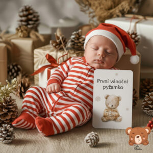 Miminko v pruhovaném vánočním pyžamku leží vedle kartičky První vánoční pyžamko – focení s autorskými milníkovými kartičkami Julie Vanhaber.