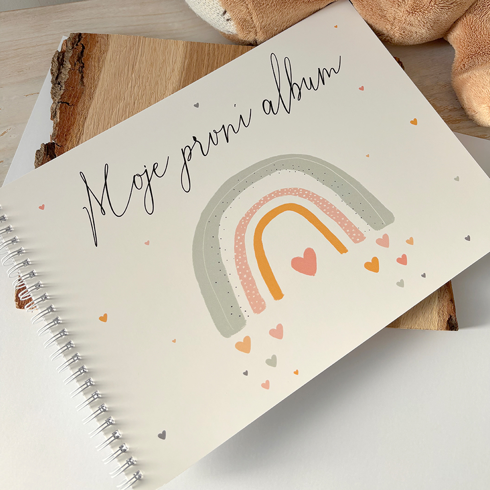 Autorské miminkovské album „Moje první album – Duha“ od Julie Vanhaber s jemnou pastelovou ilustrací duhy a srdíček.