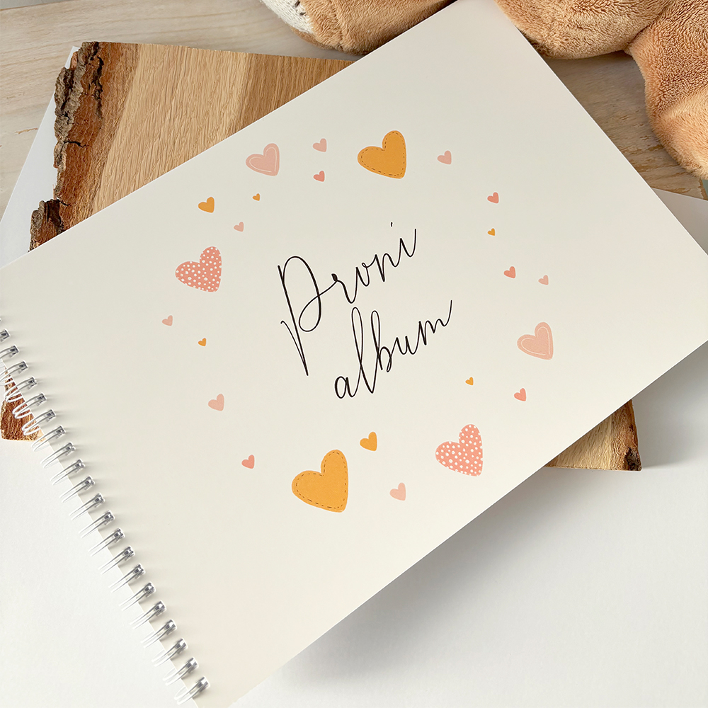 První album pro miminko se srdíčky – autorské miminkovské fotoalbum s kroužkovou vazbou.