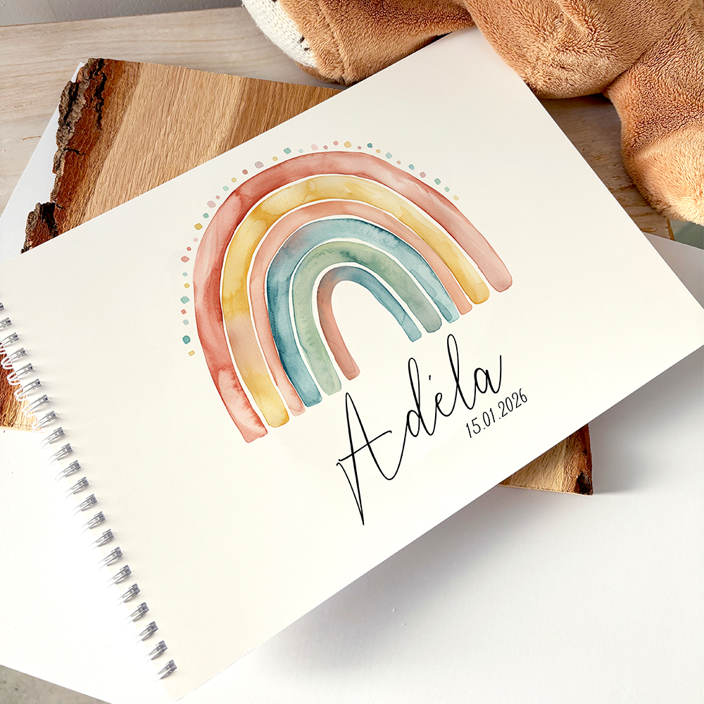 Personalizované první album pro miminko s duhovou ilustrací, jménem dítěte Adela a datem narození na deskách.