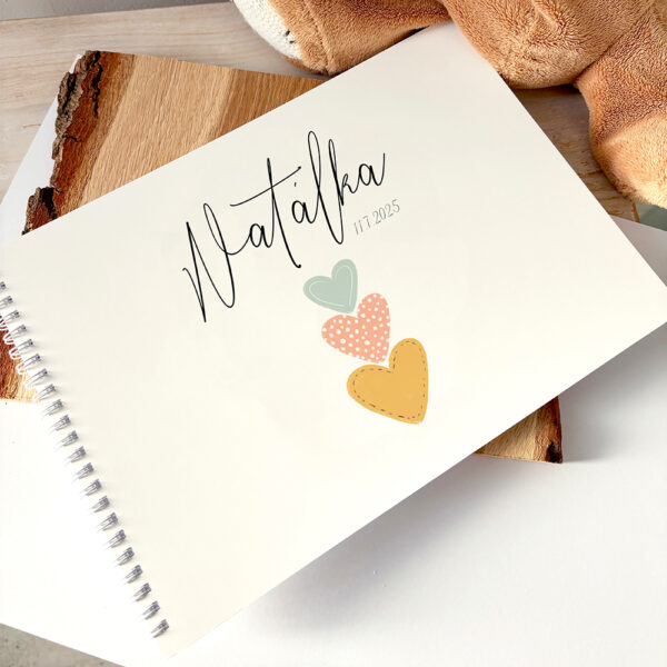 Personalizované vzpomínkové album pro miminko se srdíčky, jméno a datum narození