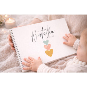 Personalizované vzpomínkové album pro miminko se srdíčky, jméno a datum narození