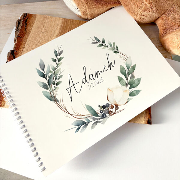 Personalizované vzpomínkové album pro miminko s jemným květinovým věnečkem, jméno a datum narození