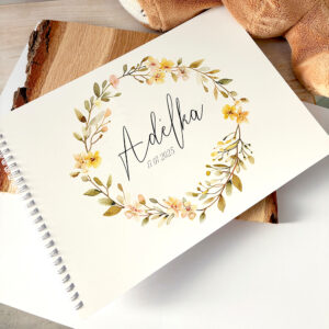 Personalizované vzpomínkové album pro miminko s jemným květinovým věnečkem, jméno a datum narození
