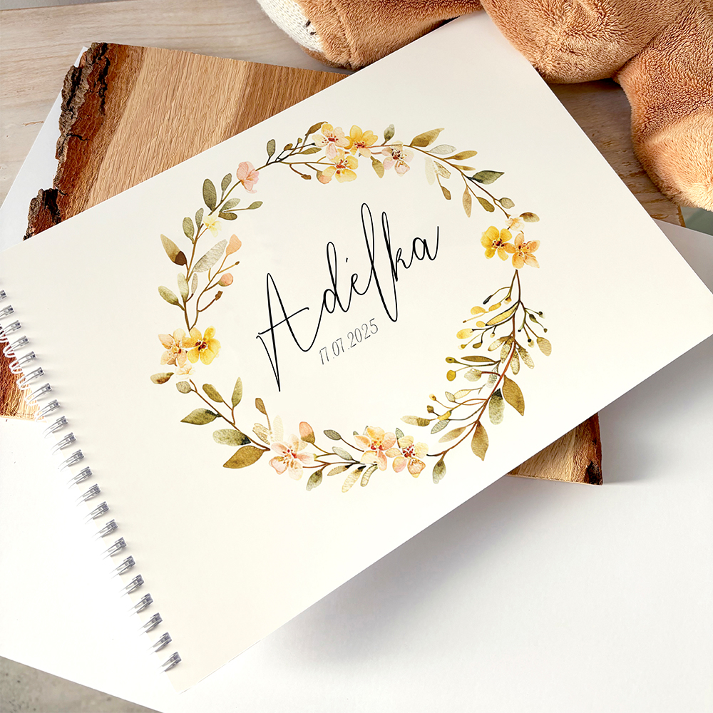 Personalizované vzpomínkové album pro miminko s jemným květinovým věnečkem, jméno a datum narození