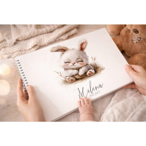 Personalizované vzpomínkové album pro miminko s jemnou ilustrací králíčka, jméno a datum narození