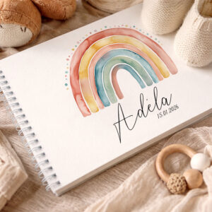 Personalizované první album pro miminko s duhovou ilustrací, jménem dítěte Adela a datem narození na deskách.
