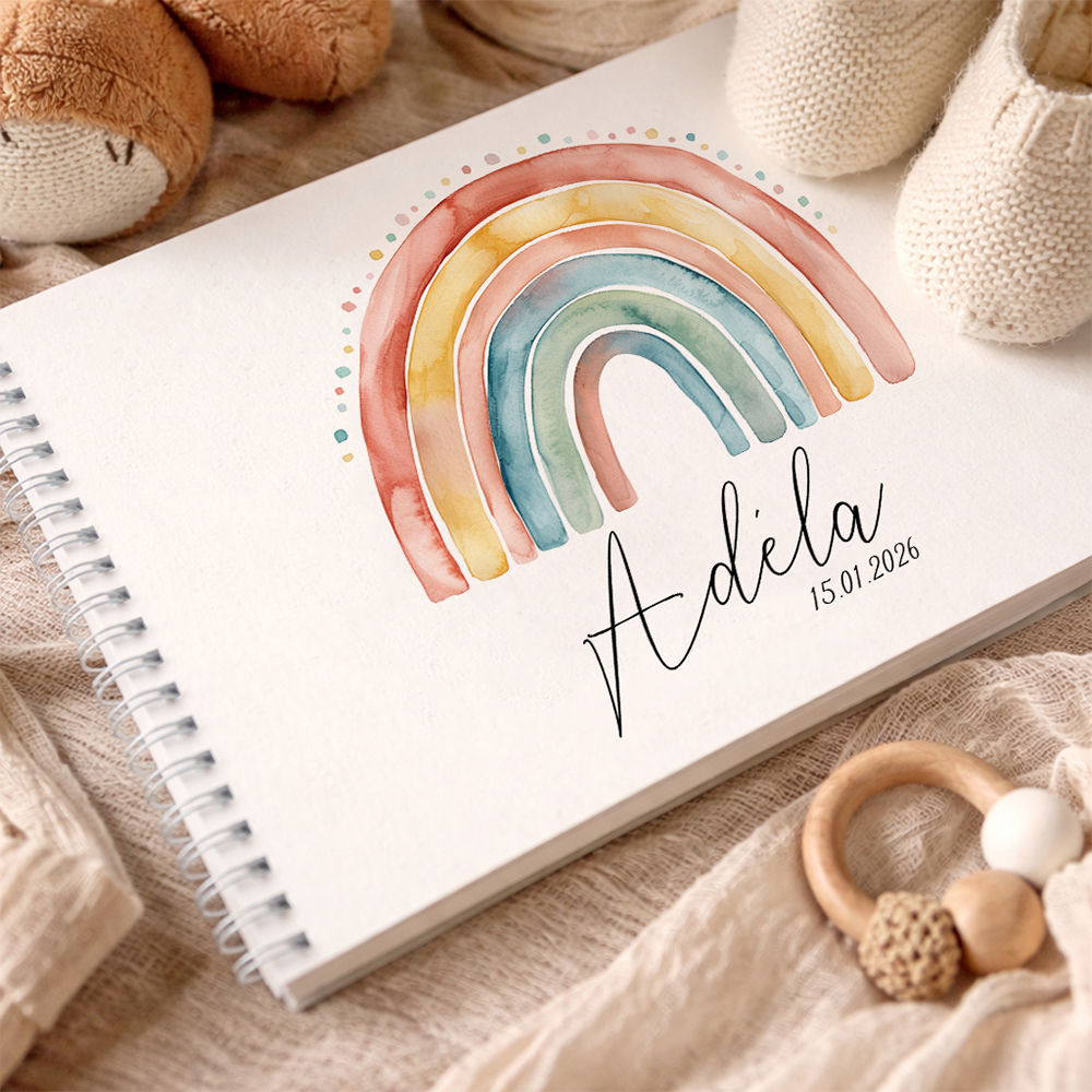 Personalizované první album pro miminko s duhovou ilustrací, jménem dítěte Adela a datem narození na deskách.