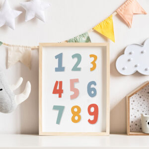 Dětský plakát s barevnými čísly 1 až 9 v bílém rámu, vhodný do dětského pokojíčku.