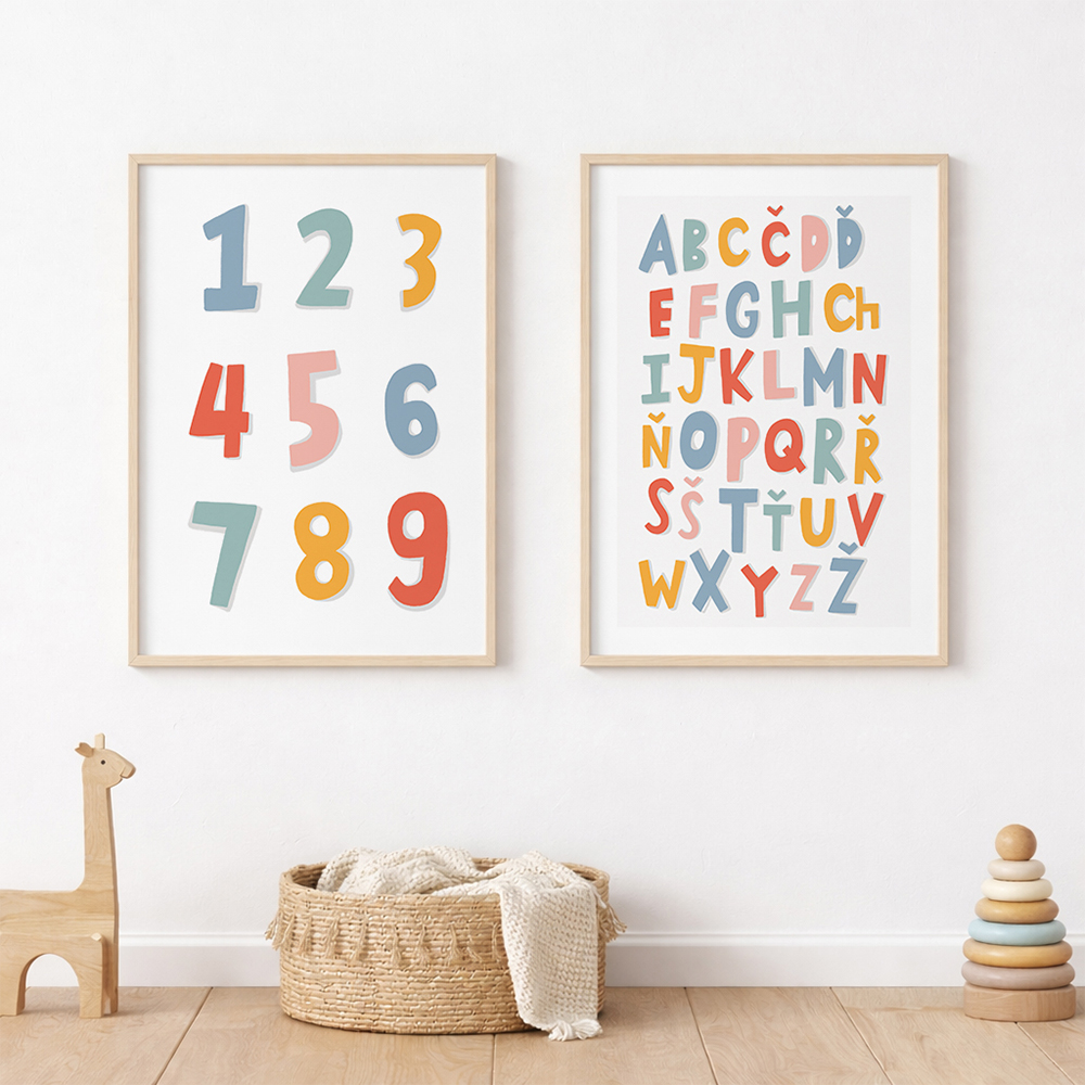 Dětské plakáty s čísly 1–9 a českou abecedou v jemných barvách, zarámované v dřevěných rámech na zdi dětského pokoje.