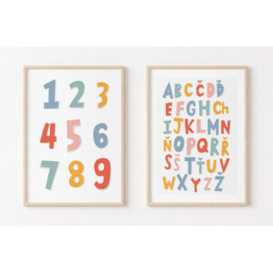 Dětské plakáty s čísly 1–9 a českou abecedou v jemných barvách, zarámované v dřevěných rámech na zdi dětského pokoje.