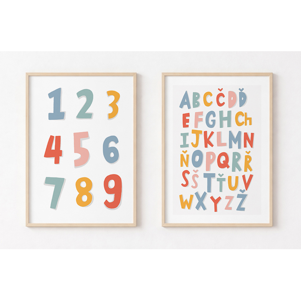 Dětské plakáty s čísly 1–9 a českou abecedou v jemných barvách, zarámované v dřevěných rámech na zdi dětského pokoje.