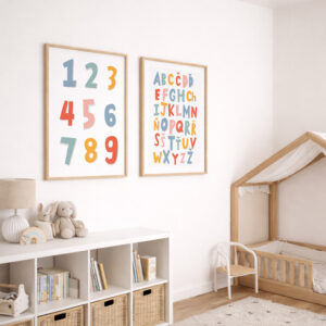 Dětské plakáty s čísly 1–9 a českou abecedou v jemných barvách, zarámované v dřevěných rámech na zdi dětského pokoje.