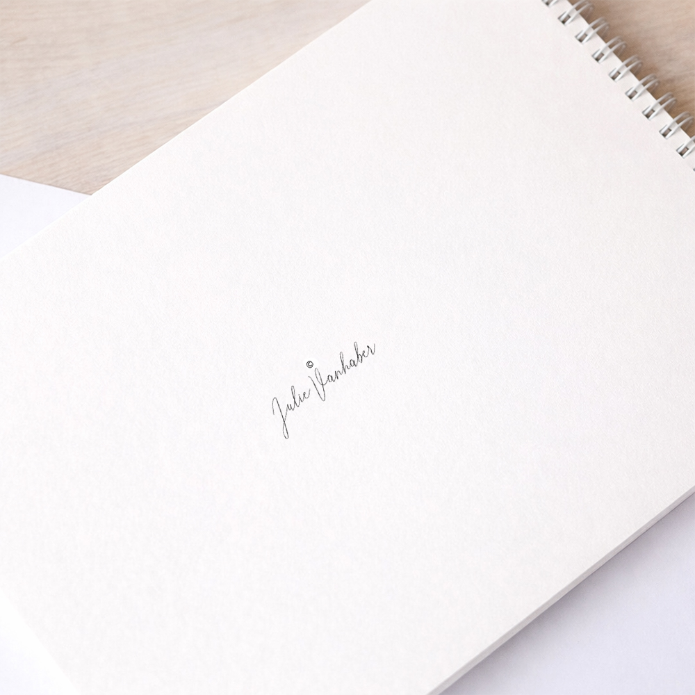 Autorský podpis ilustrátorky Julie Vanhaber na zadní stránce prvního alba pro miminko