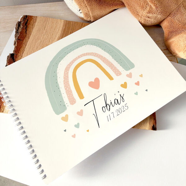 Personalizované vzpomínkové album A4 s duhou, jménem dítěte a datem narození