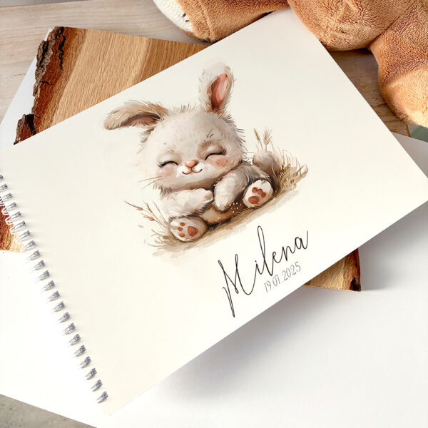 Personalizované vzpomínkové album pro miminko s jemnou ilustrací králíčka, jméno a datum narození