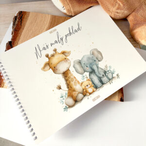 Album Náš malý poklad pro miminko s ilustrací žirafy, slona a medvídka, autorský design Julie Vanhaber