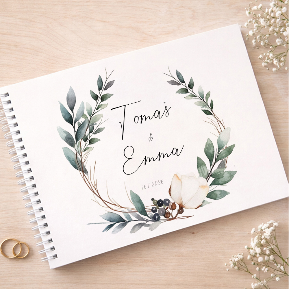 Personalizované svatební album s věncem z eukalyptových listů a květem magnolie, možnost úpravy jmen a data
