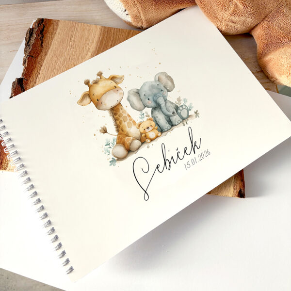 Personalizované první album pro miminko s ilustrací žirafy a slona, možnost doplnění jména a data narození