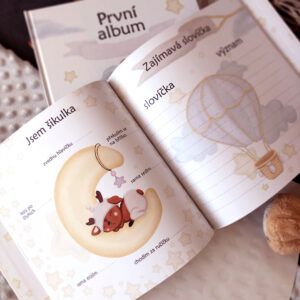 Vnitřní stránky prvního alba pro miminko s místem na fotografie a zápisky.