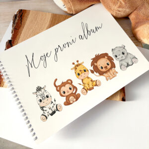 Moje první album pro miminko s ilustracemi safari zvířátek – zebra, opička, žirafa, lev a hrošík na obálce vzpomínkového fotoalba pro dítě.