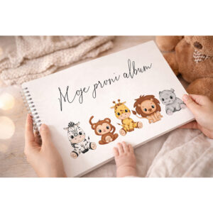 Moje první album pro miminko s ilustracemi safari zvířátek – zebra, opička, žirafa, lev a hrošík na obálce vzpomínkového fotoalba pro dítě.