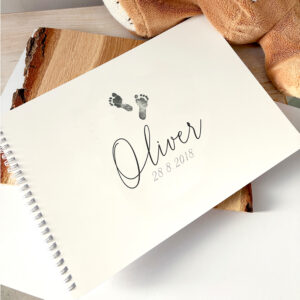 Personalizované první album pro miminko se jménem a datem narození na obálce, vzpomínkové album na fotografie z prvních let života.