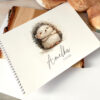 Personalizované první album pro miminko s ilustrací ježečka a jménem dítěte na obálce, vzpomínkové fotoalbum na první fotografie a milníky dítěte.