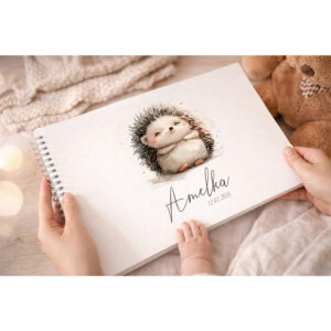 Personalizované první album pro miminko s ilustrací ježečka a jménem dítěte na obálce, vzpomínkové fotoalbum na první fotografie a milníky dítěte.